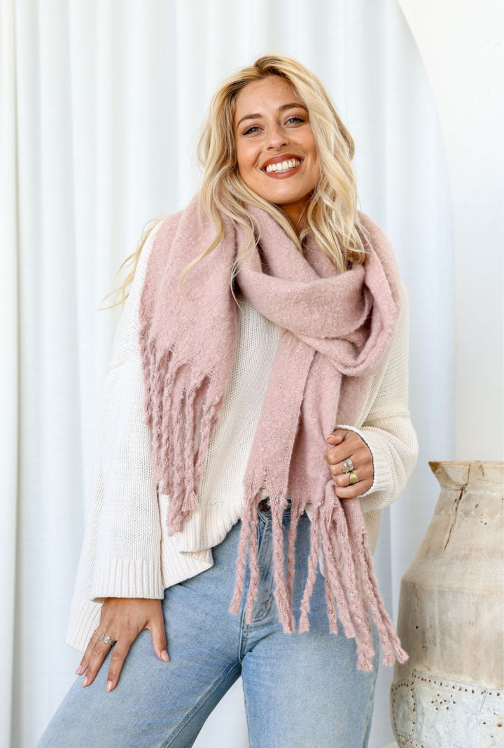 THE COSY TASSEL SCARF
