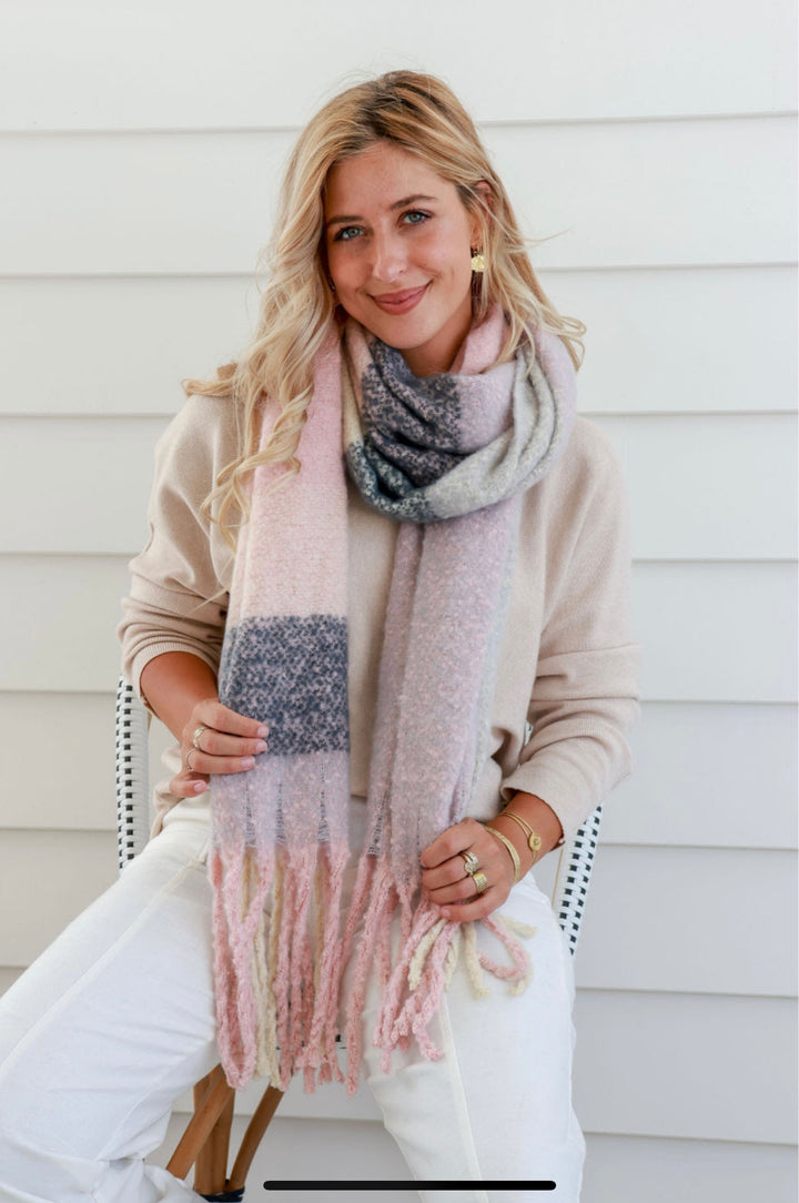 THE COSY TASSEL SCARF