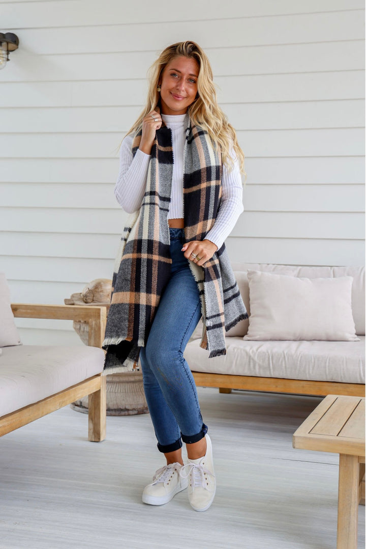 THE CHECKER SCARF THROW